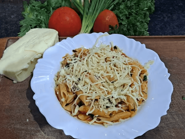 Foto original de um prato de penne com queijo ralado