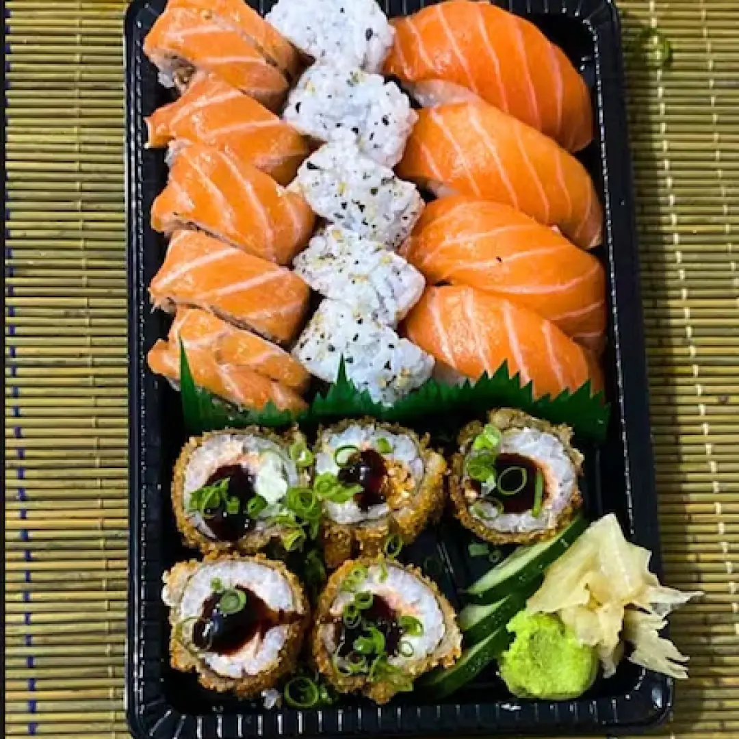 Foto original de um combinado de sushi em embalagem de delivery